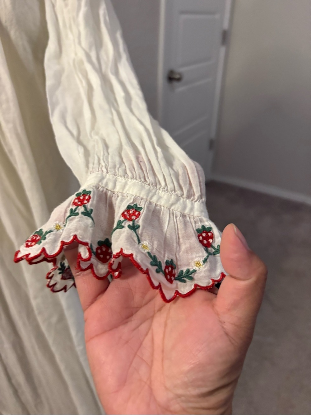 Doen Chateau Strawberry Embroidered Nightgown Size Small Very Rare - Picture 6 of 16